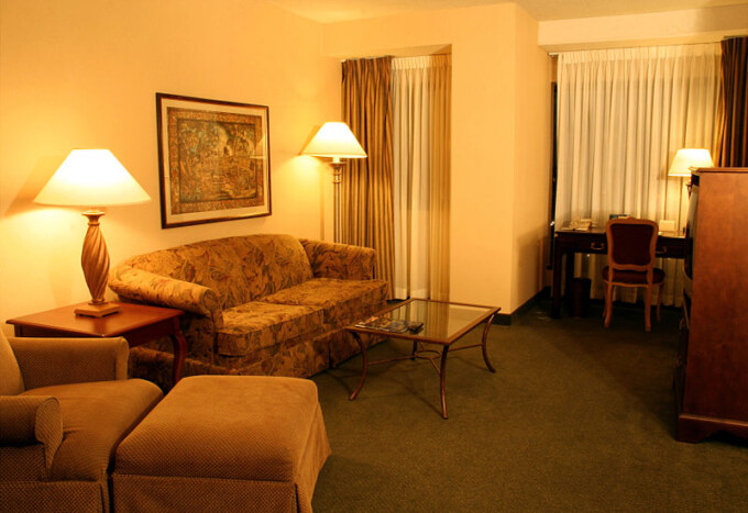 800px-Hotel-suite-living-room